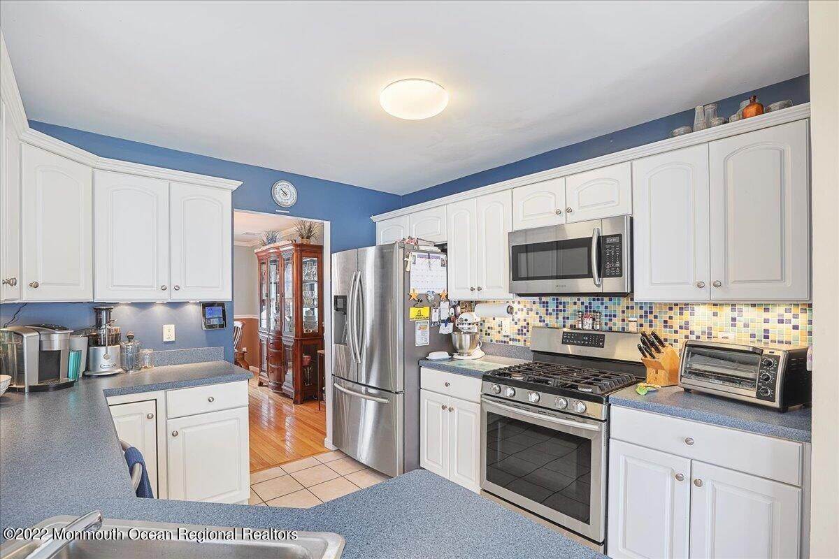 14. Single Family Homes for Sale at 4 Frankies Lane Toms River, New Jersey 08753 United States