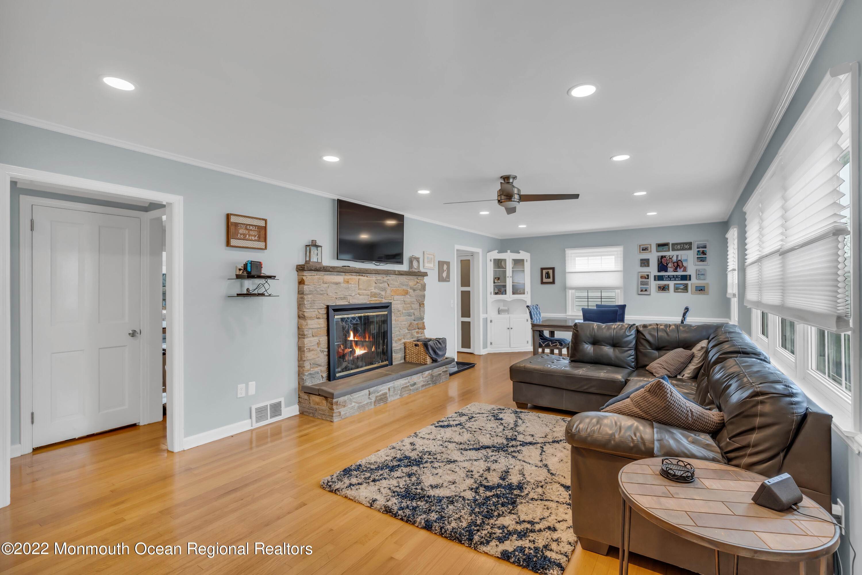 6. Single Family Homes for Sale at 14 James Place Manasquan, New Jersey 08736 United States
