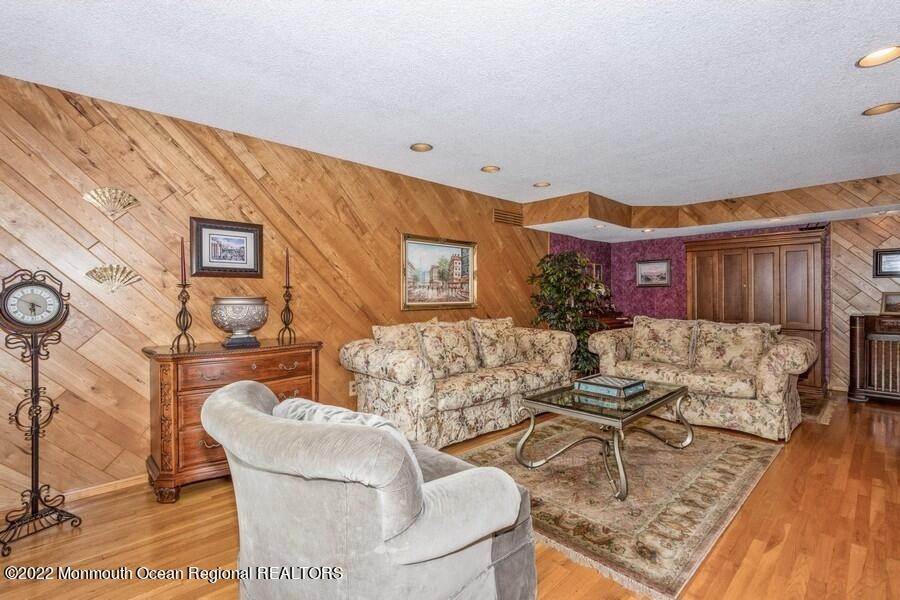 16. Single Family Homes for Sale at 11 Independence Drive East Brunswick Township, New Jersey 08816 United States