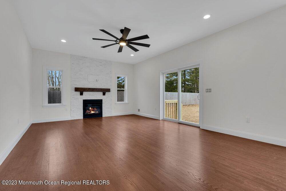 20. Single Family Homes for Sale at 614 Pennsylvania Avenue Pine Beach, New Jersey 08741 United States