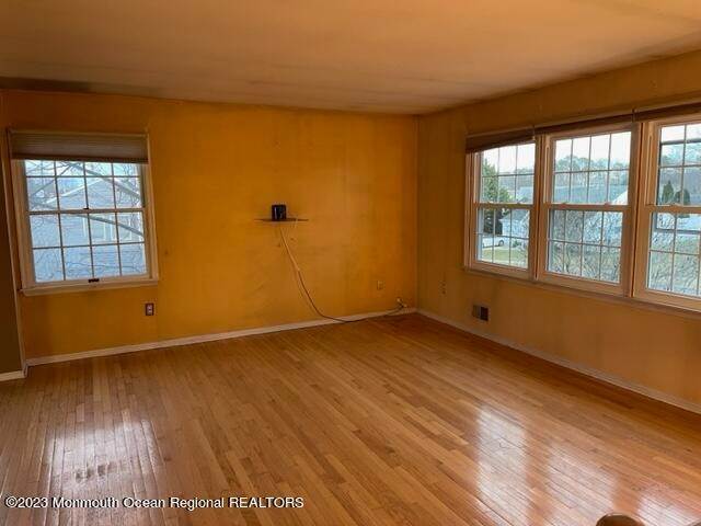 4. Single Family Homes for Sale at 169 Ravenwood Boulevard Barnegat, New Jersey 08005 United States