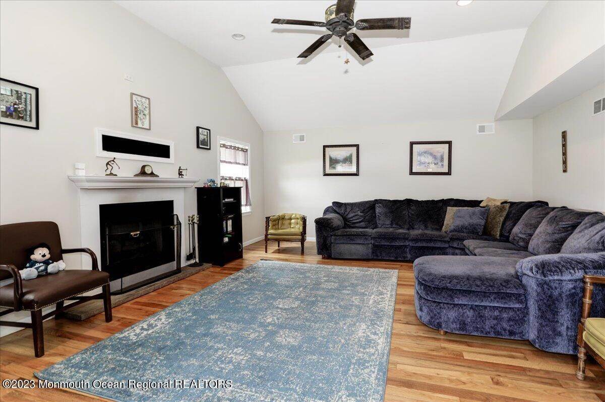 15. Single Family Homes for Sale at 505 Oak Street Lakehurst, New Jersey 08733 United States