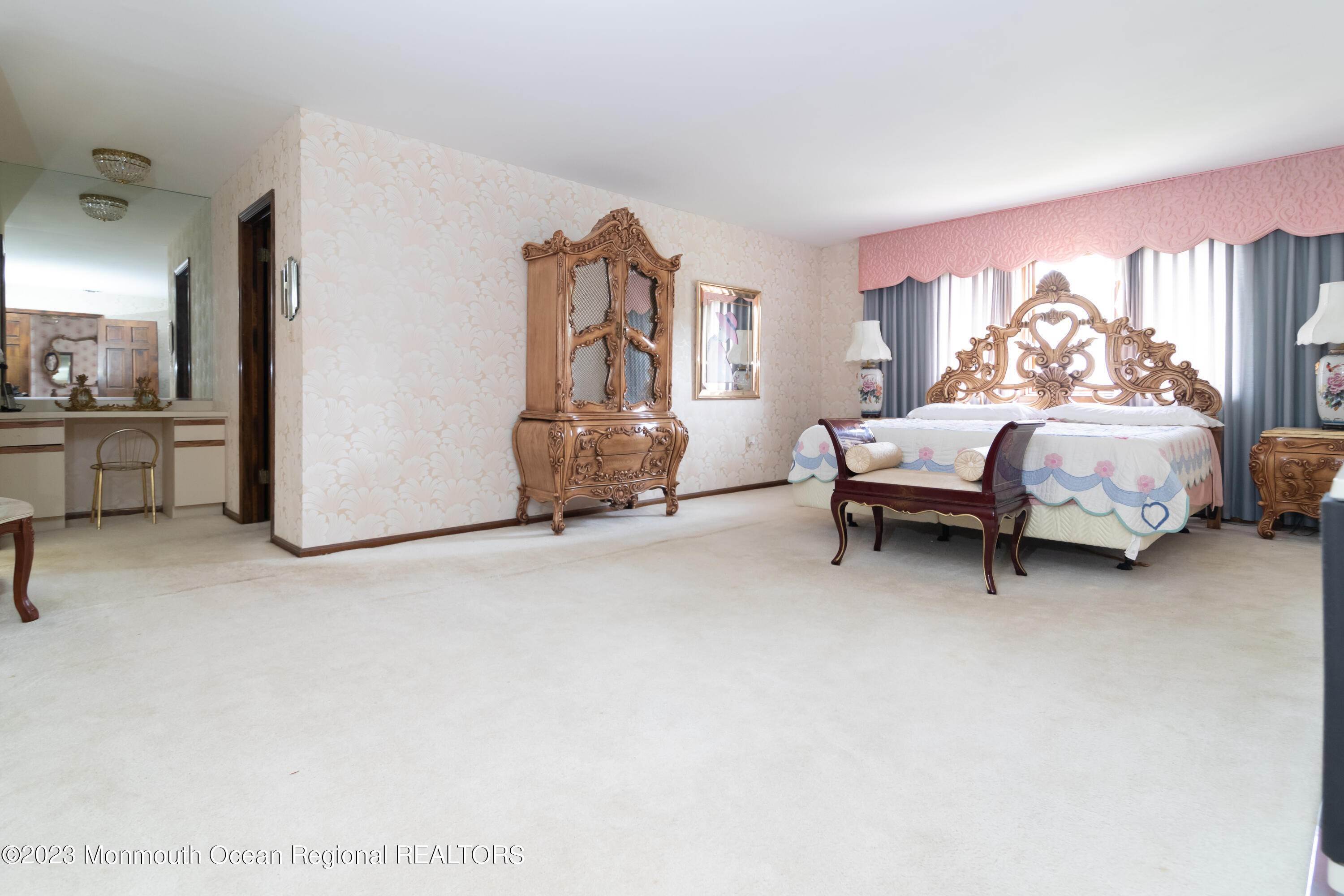 19. Single Family Homes for Sale at 8 Country Squire Lane Holmdel, New Jersey 07733 United States