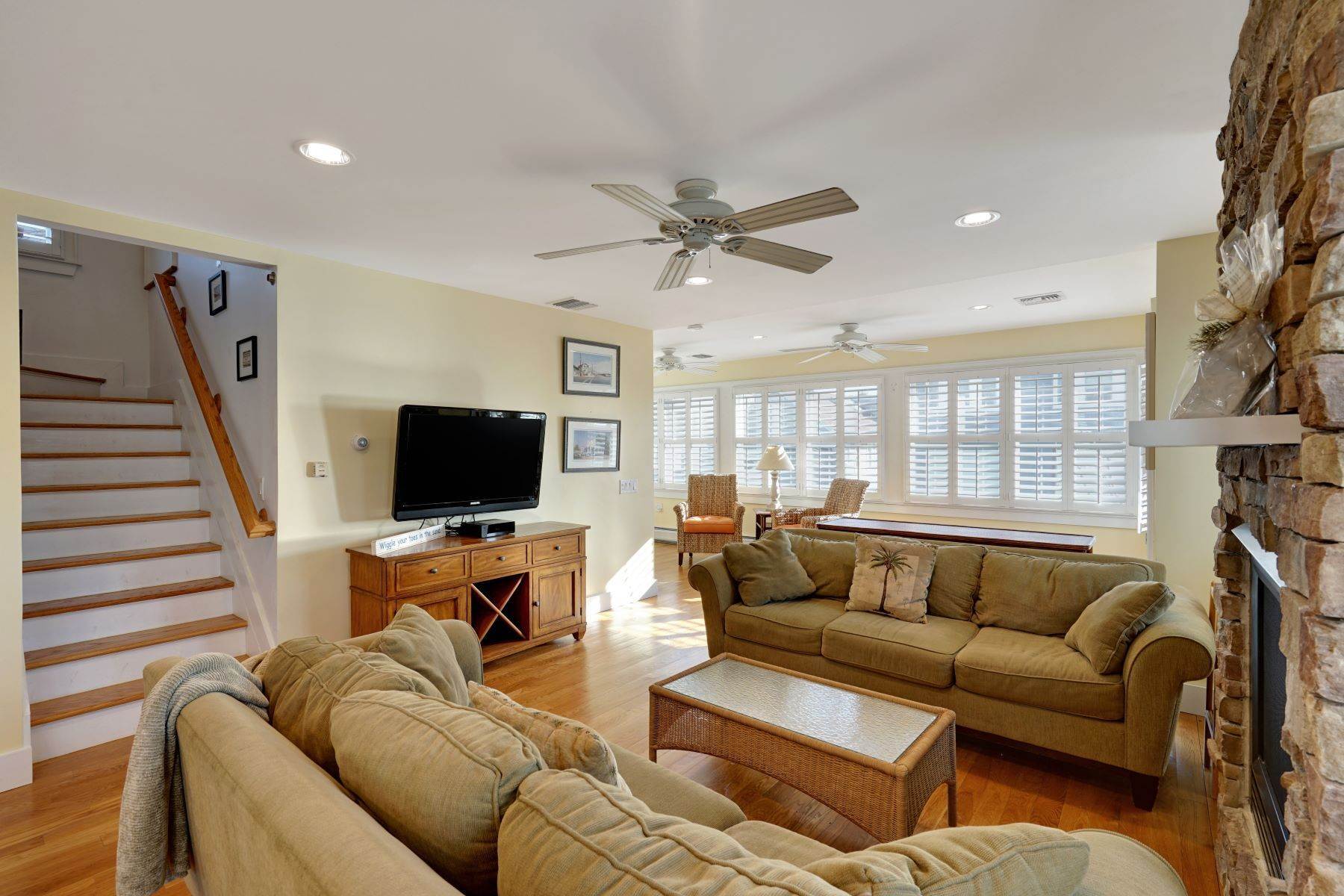 5. Single Family Homes at Summer Rental Manasquan 35 Pearce Court Manasquan, New Jersey 08736 United States