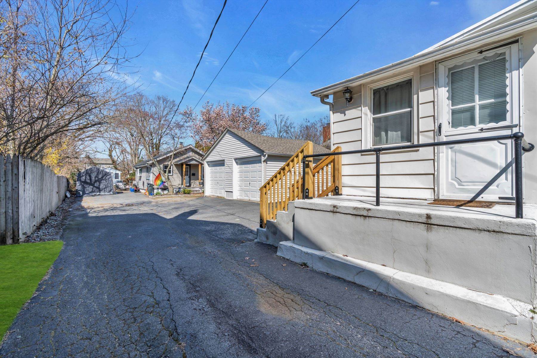 25. Single Family Homes for Sale at Cute Shore Cottage 89 Neptune Avenue Neptune City, New Jersey 07753 United States