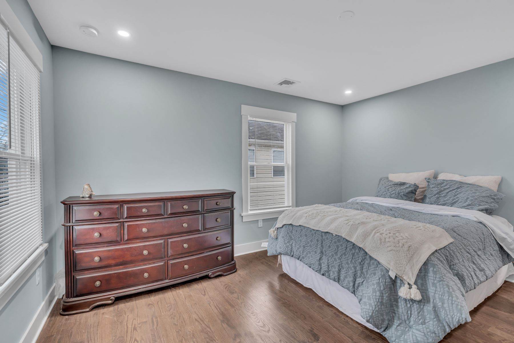 32. Single Family Homes for Sale at Asbury Park Colonial 39 Borden Avenue Asbury Park, New Jersey 07712 United States