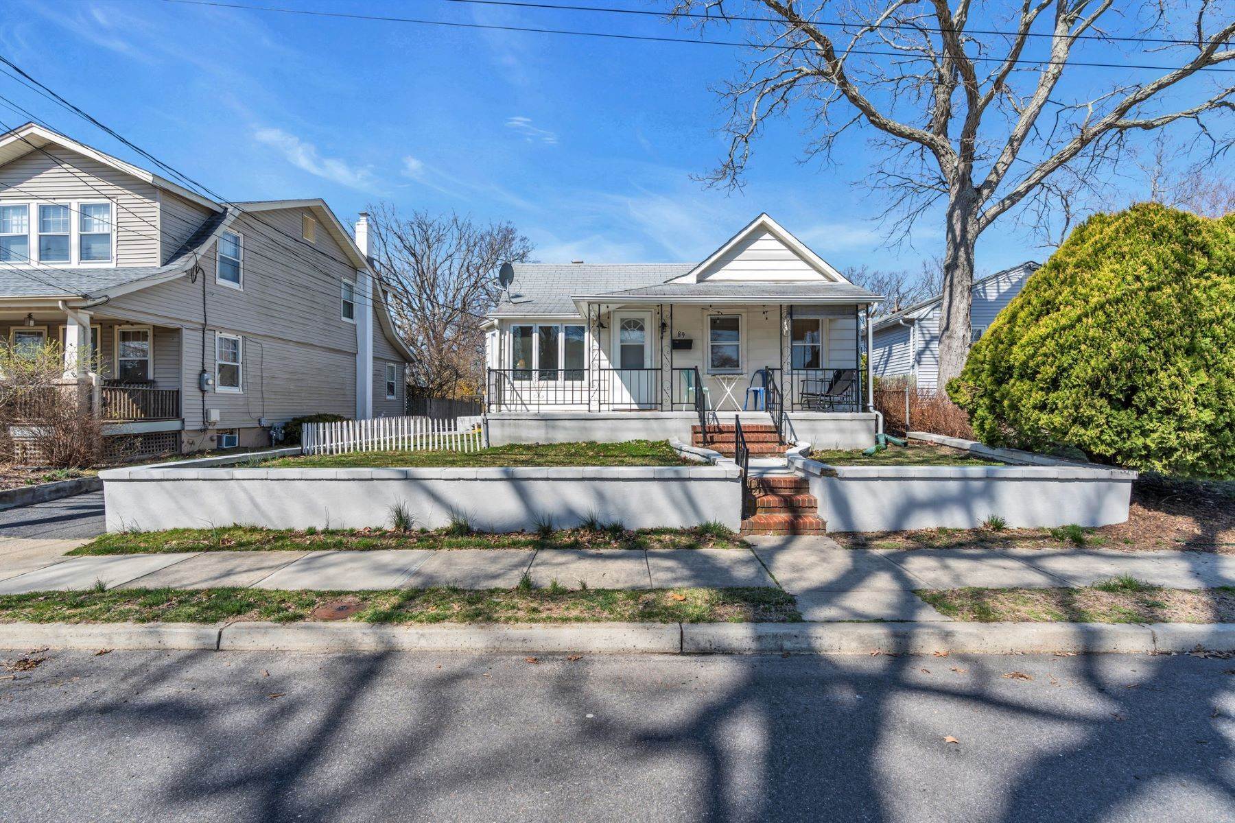 29. Single Family Homes for Sale at Cute Shore Cottage 89 Neptune Avenue Neptune City, New Jersey 07753 United States