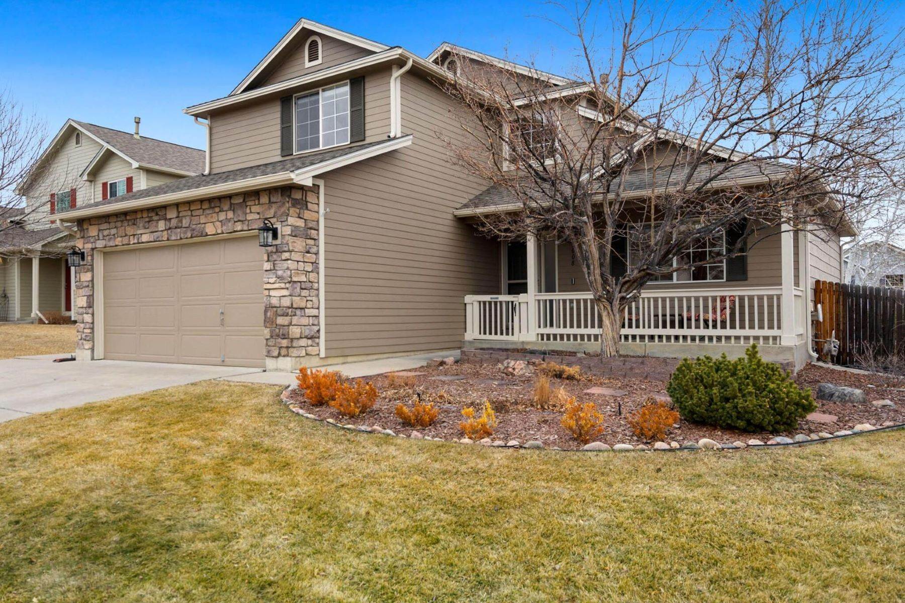 Single Family Homes for Sale at Beautiful Ridgewood Hills 2-story in model condition on a large, corner lot! 7008 Woodrow Drive Fort Collins, Colorado 80525 United States